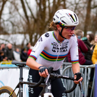 Marianne Vos duikt het veld in