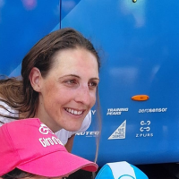 Lucinda Brand viert met ploeggenote Elisa Longo Borghini