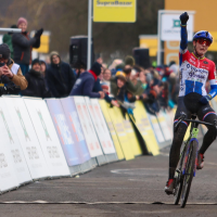 Lucinda Brand knokt zich naar winst en leidstersplaats in Gullegem