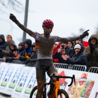 Duits kampioen Benedikt Benz pakt zijn eerste zege van het seizoen