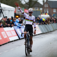 Beloftenwereldkampioen Tibor Del Grosso is de sterkste in de Vestingcross