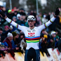 Van der Poel meteen een klasse te sterk