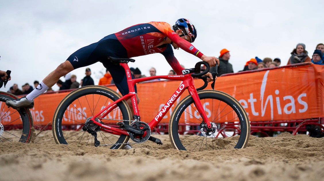 Pidcock drie jaar langer op Pinarello