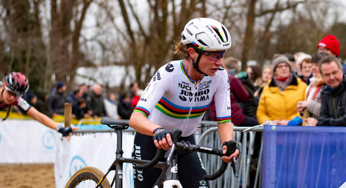 Marianne Vos duikt het veld in