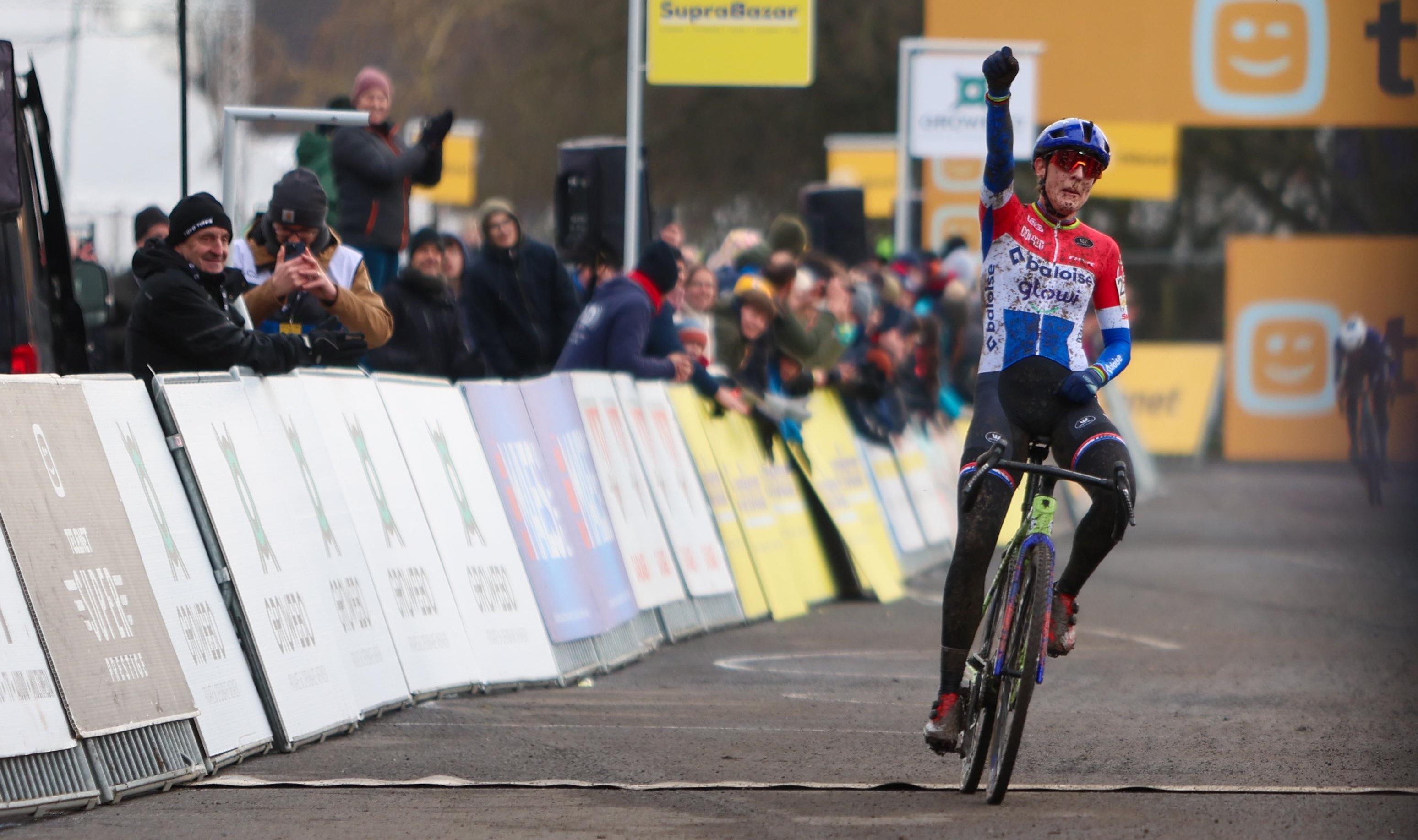 Lucinda Brand knokt zich naar winst en leidstersplaats in Gullegem