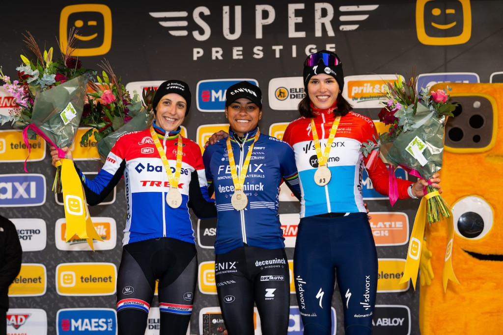 MER_1111 podium dames.jpg (240 KB)