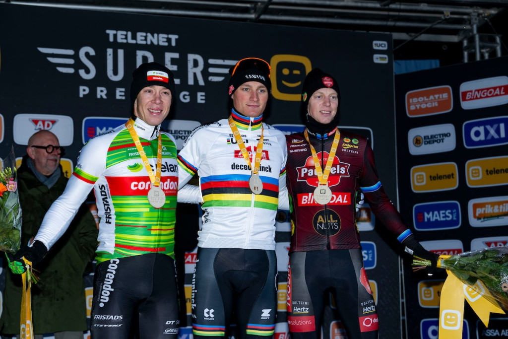 MOL_9187 podium heren.jpg (209 KB)