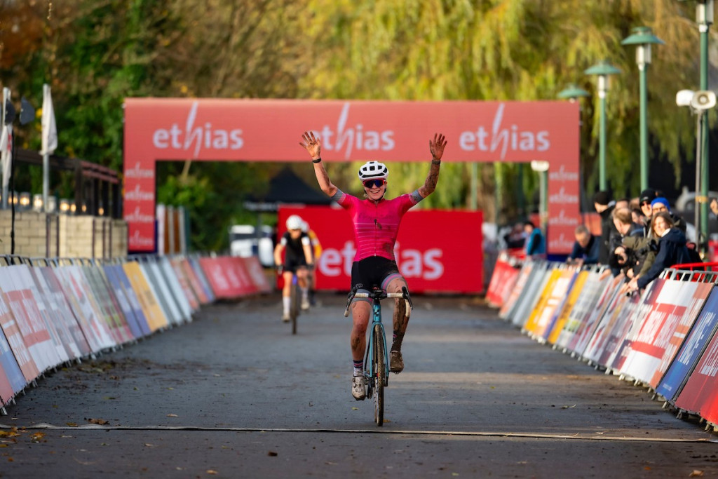 Canadese Nico Knoll wint Scheldecross bij de meisjes juniores, Sanne Laurijsen derde