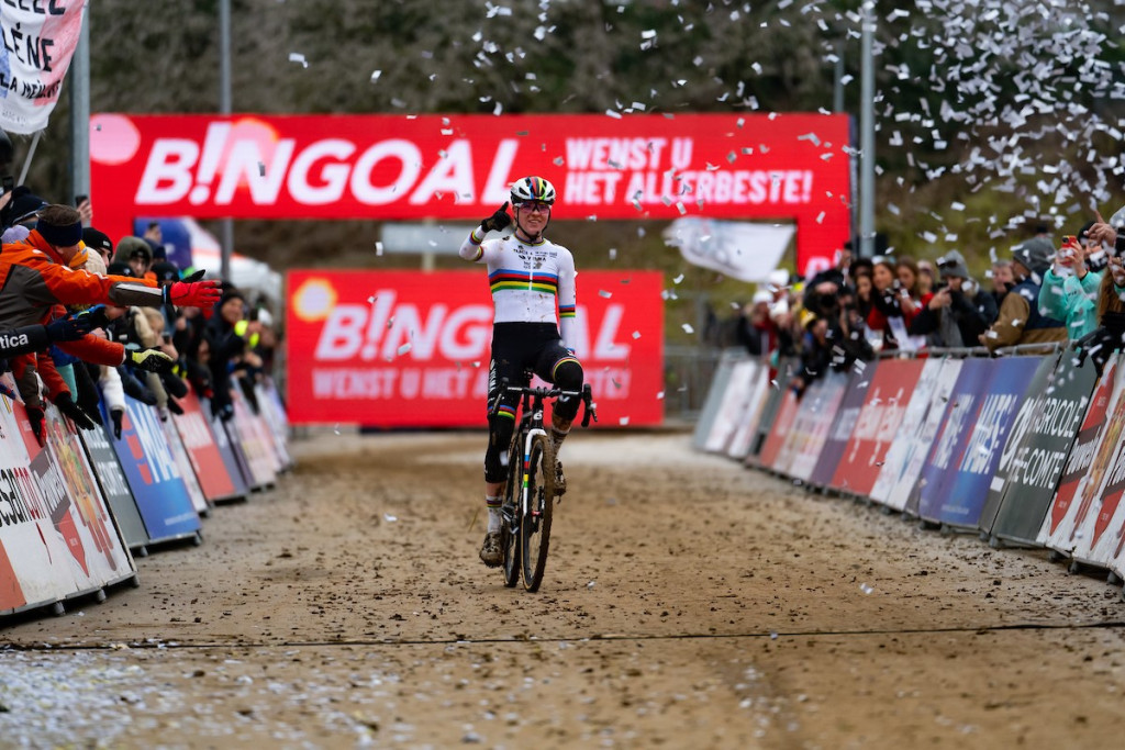 Sterke Wereldkampioene Van Empel foutloos naar winst in Besançon