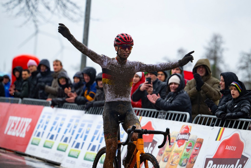 Duits kampioen Benedikt Benz pakt zijn eerste zege van het seizoen