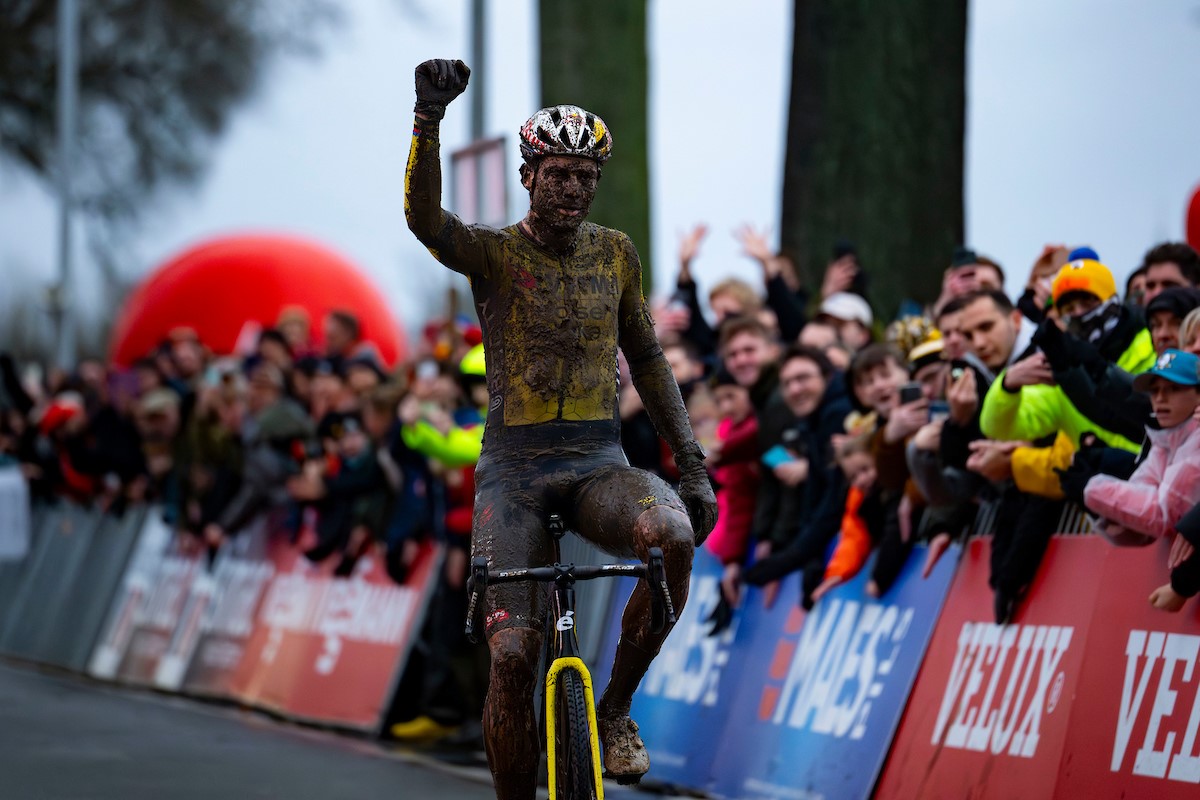 Daags na Gullegem wint Van Aert ook in Dendermonde