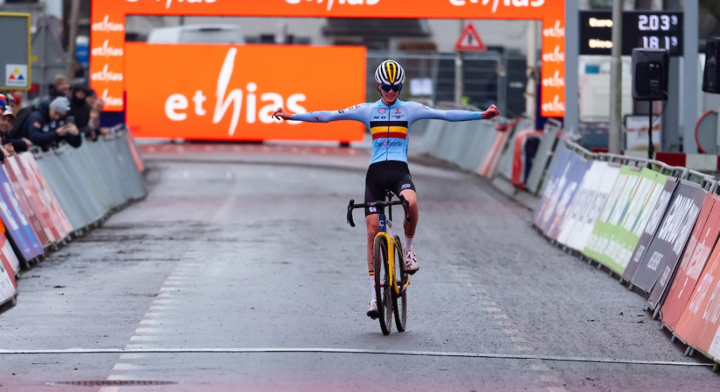 Wereldbekerwedstrijd veldrijden in Hulst (Nederland)