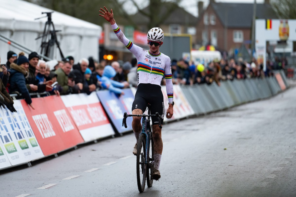 Beloftenwereldkampioen Tibor Del Grosso is de sterkste in de Vestingcross