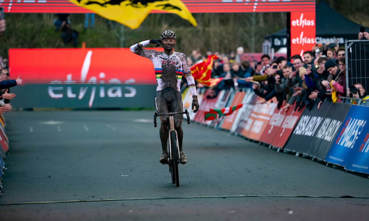 Van der Poel soleert foutloos naar winst in Maasmechelen