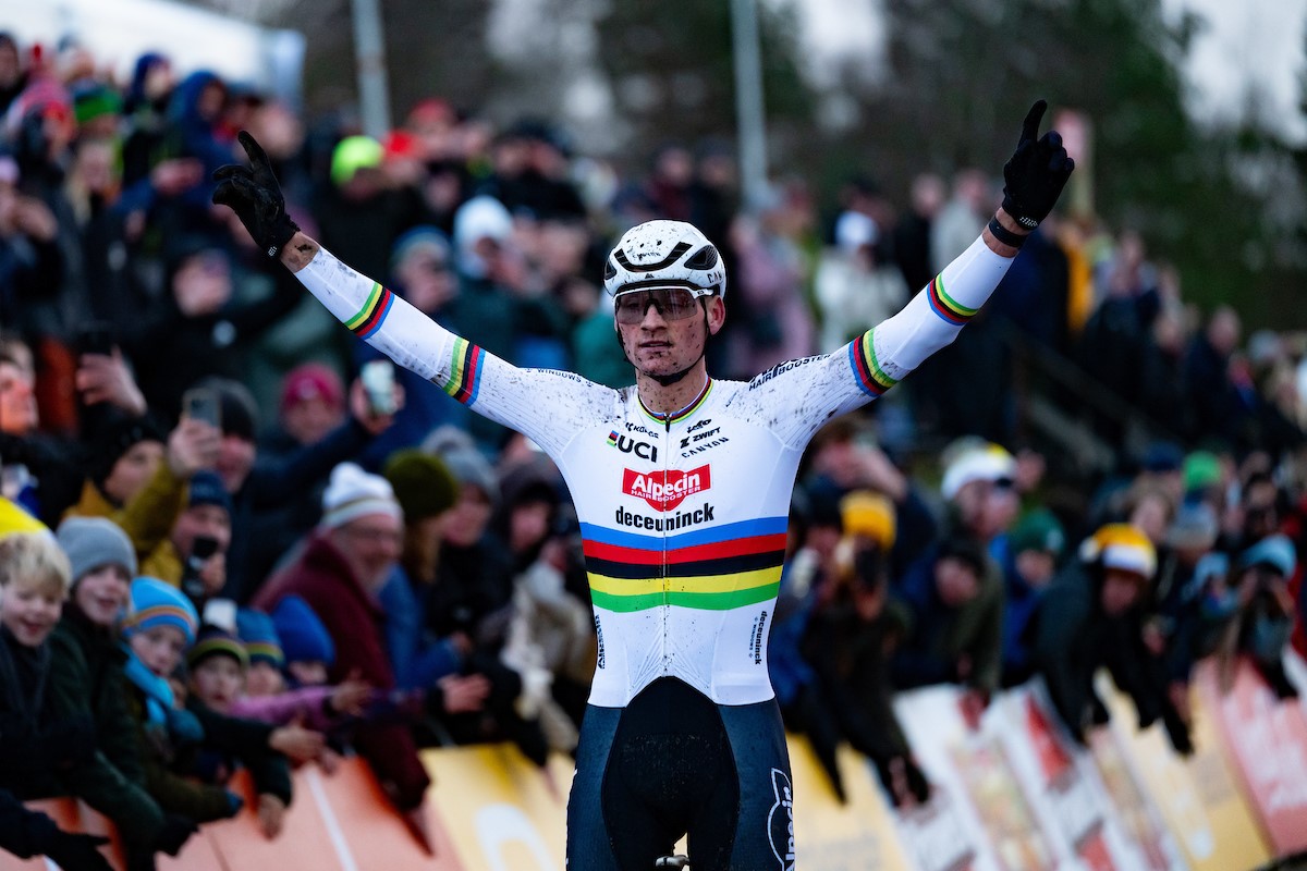 Van der Poel meteen een klasse te sterk