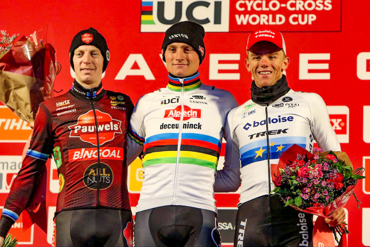 Ook Eli Iserbyt, Michael Vanthourenhout en Thibau Nys denken aan het podium