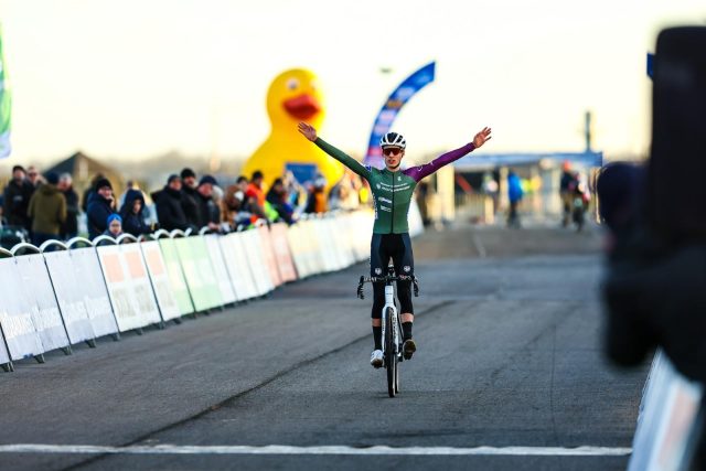 Lars Peers juicht als eerste in Koksijde anno 2025