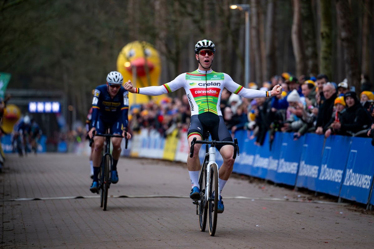 Sweeck sprint in Lille sneller dan Iserbyt en Aerts